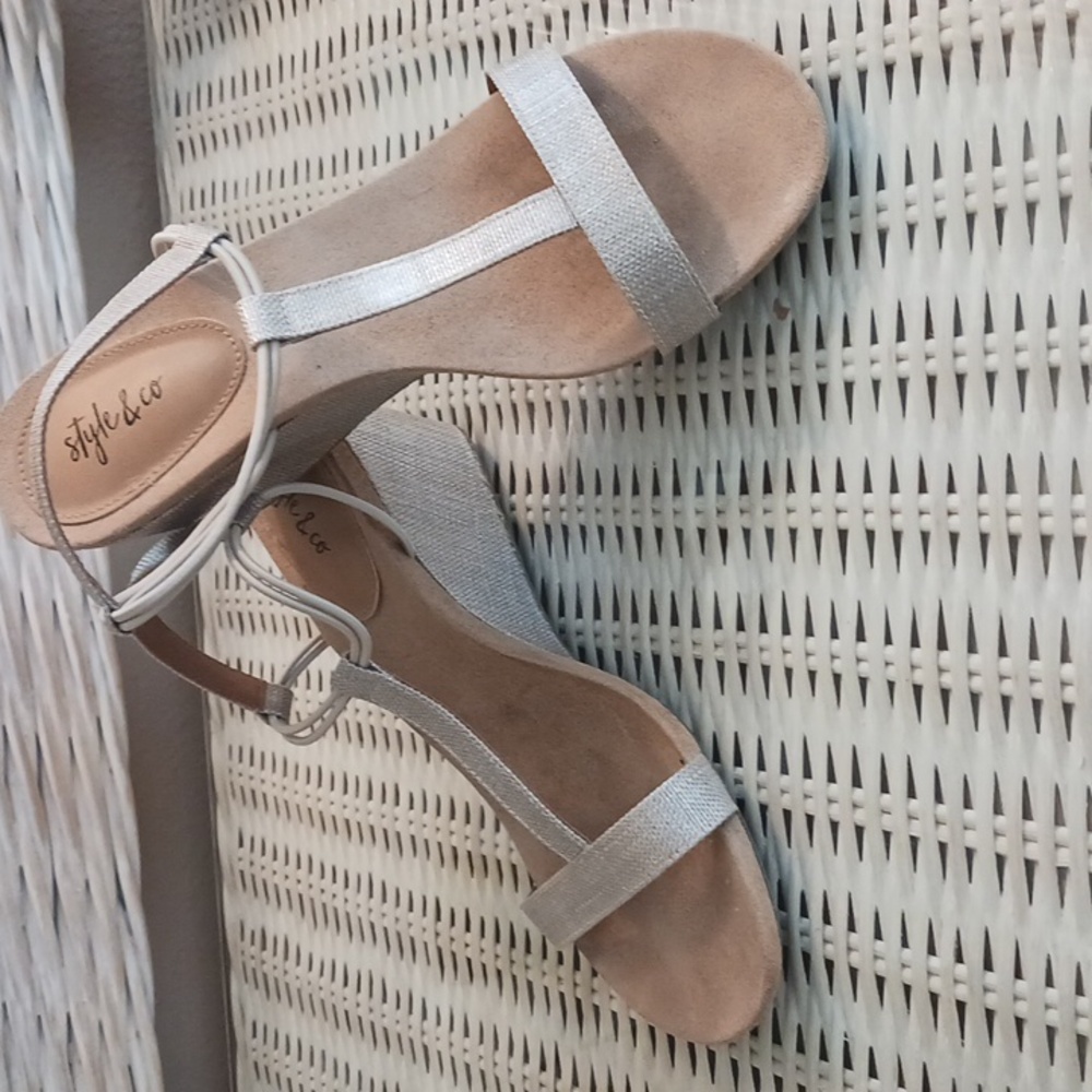 Style and Company size 8 beige/gold with metallic tones